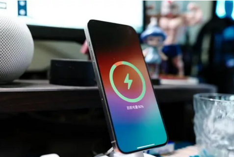 同江苹果15换屏服务分享用什么充电器给iPhone15充电更好 